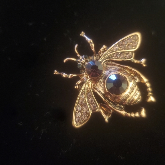 New Rhinestone Bee Brooch. - Picture 3 of 14